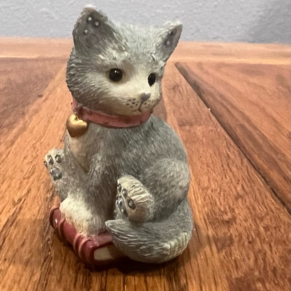 Vintage 1997 Priscilla Hillman “British Blue” Cat Figurine Enesco Furry Friends